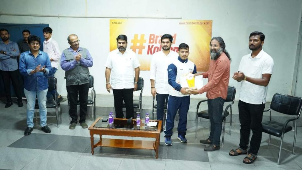 जून महिन्यामध्ये पंचकुला (हरियाणा) येथे पार पडलेल्या यंदाच्या खेलो इंडिया स्पर्धेमध्ये कोल्हापूरच्या खेळाडूंनी चमकदार कामगिरी केली आहे. खेळाडूंनी मिळवलेल्या या यशाबद्दल त्यांच्या पाठीवर कौतुकाची थाप देण्यासाठी आज #BrandKolhapur अंतर्गत त्यांचा सत्कार करण्यात आला.