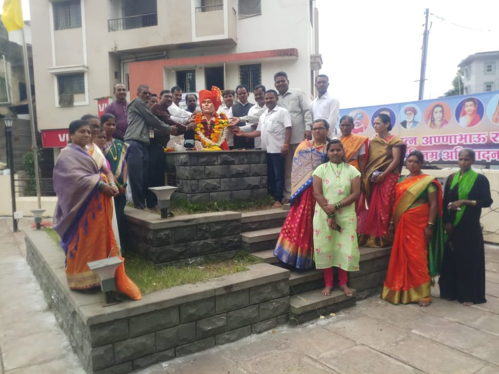 महाराष्ट्र बहुजन सेना यांच्या वतीने कोल्हापूर मध्ये राजारामपुरी पिंपळेश्वर मंदिर येथील साहित्यरत्न लोकशाहीर आण्णाभाऊ साठे यांच्या पुतळ्यास पुष्पहार अर्पण करून 102 वी जयंती अतिशय उत्साहात साजरी