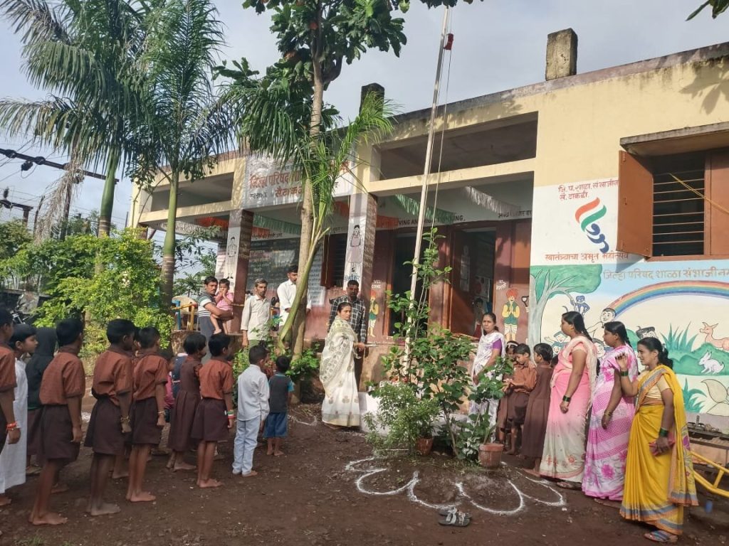 वीर पत्नी अर्चना बिरणगे यांच्या हस्ते ध्वजारोहण