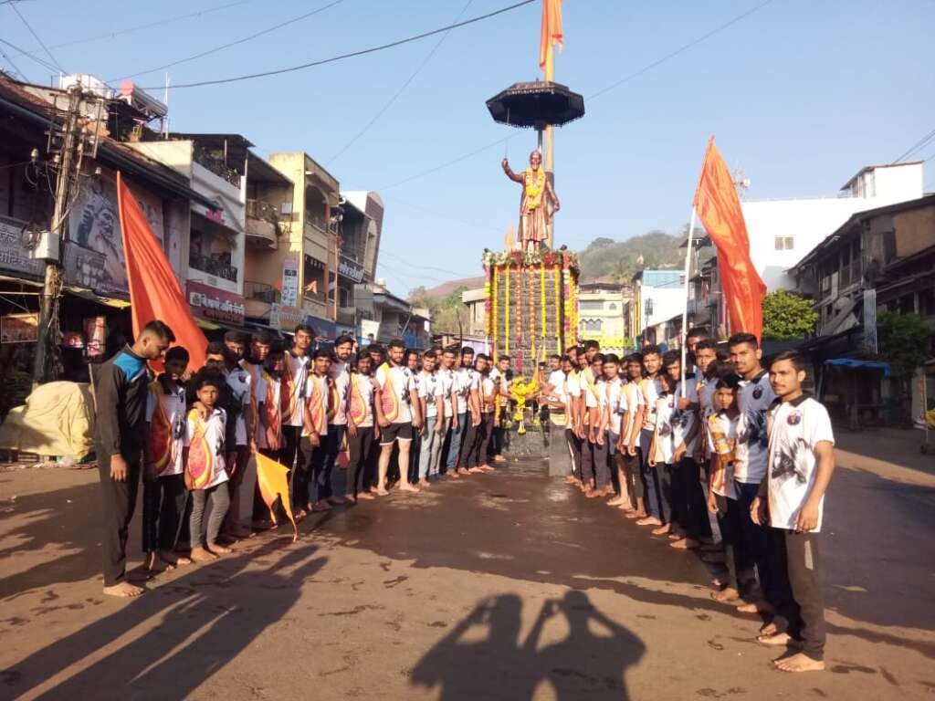 संयुक्त उचतकर यांच्या वतीने महाराजांच्या पुतळ्यास अभिवादन