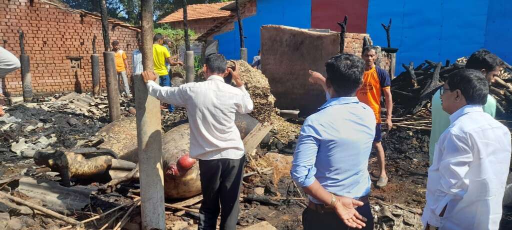 फराळे गावात आग लागून गोठा जळून खाक