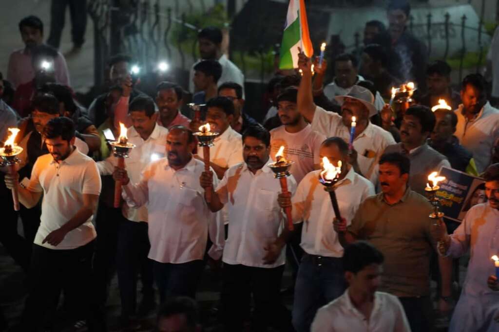 १५ ऑगस्टच्या पूर्वसंध्येला कोल्हापूर जिल्हा व शहर काँग्रेस कमिटीच्यावतीने कृतज्ञता मशाल मार्च