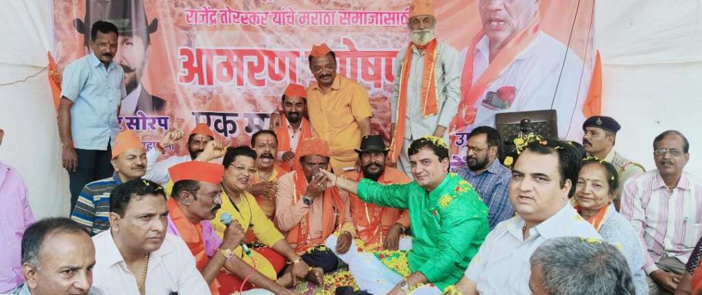 मराठा समाजाला आरक्षण मिळावे, या मागणीसाठी गेले १० दिवस सुरू असलेले राजेंद्र तोरस्कर यांचे आमरण उपोषण खासदार धनंजय महाडिक यांच्या आश्‍वासनानंतर स्थगित