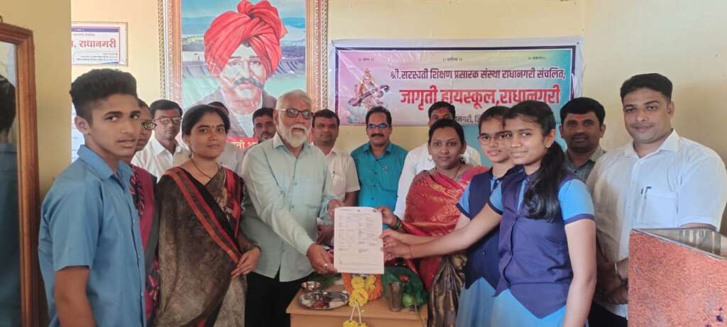 विद्यार्थ्यांना विविध योजनांचे उपक्रम राबवणार डॉ. सरावणेसर्व विद्यार्थ्यांचा उतरला मोफत अपघाती विमा