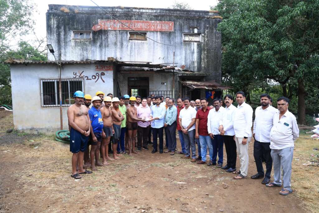 बालिंगा उपसा केंद्रातील कर्मचाऱ्याना आ. ऋतुराज पाटील यांच्याकडून ‘दिवाळी भेट’-जीव धोक्यात घालून पाणीपुरवठा सुरळीत केल्याबद्दल गौरव