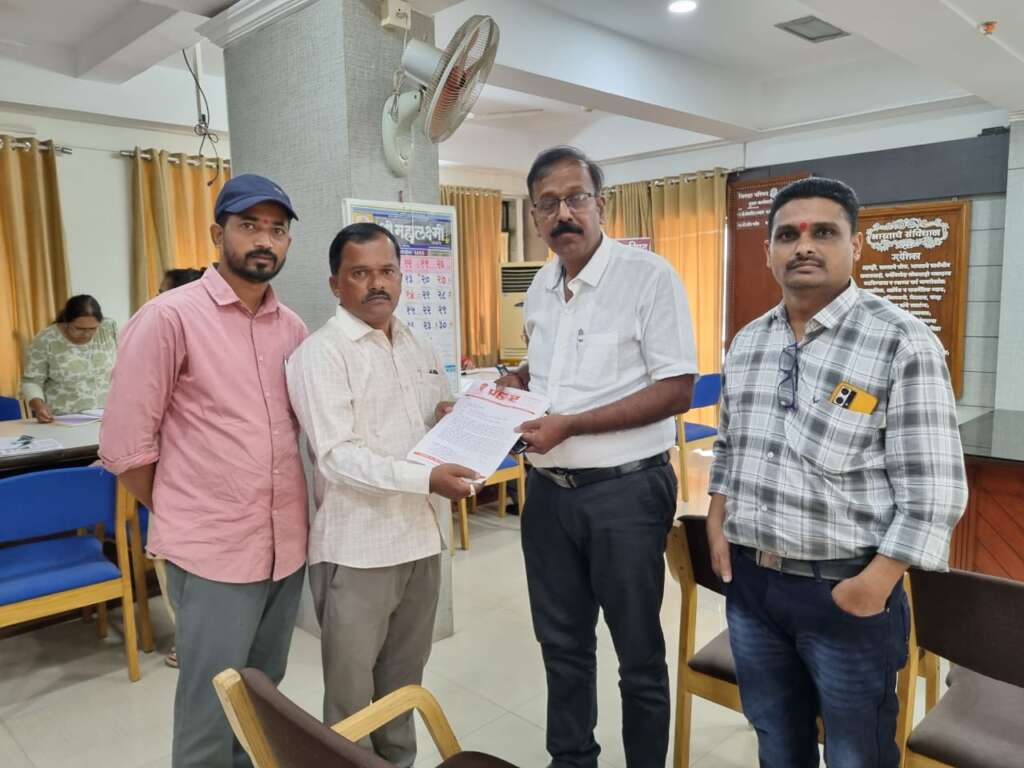 प्रा. आरोग्य केंद्र निवडेचे वैद्यकीय अधिकारी बळवतकर यांची तात्काळ बदली करा...