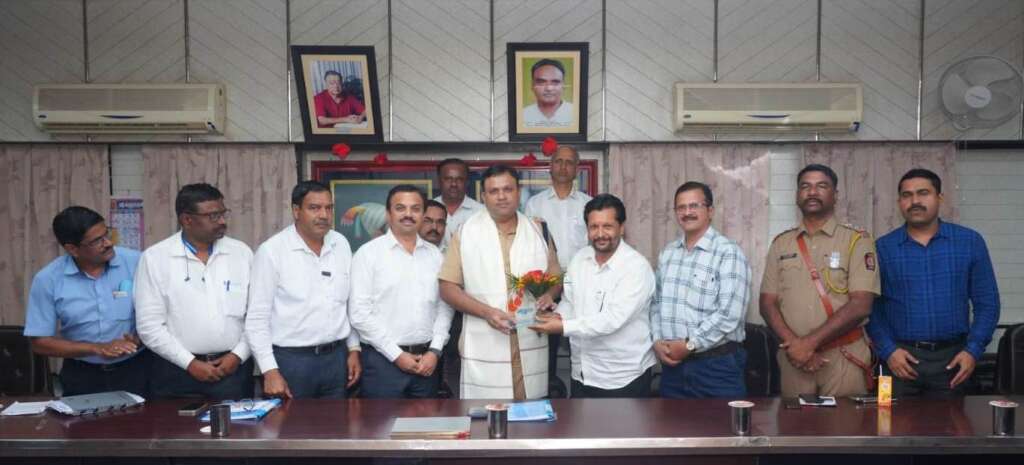 गोकुळ सहकार क्षेत्रातील आदर्श -                                                                                               श्री.महेंद्र पंडीत                                                                                            (पोलिस अधिक्षक) कोल्हापूर