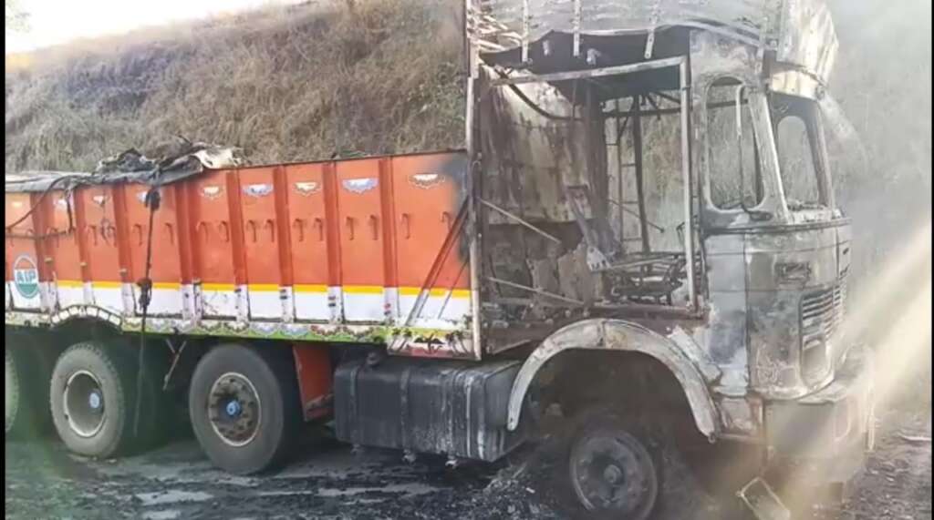 खिंड:व्हरवडे, तालुका राधानगरी येथे ट्रकला भीषण आग ...