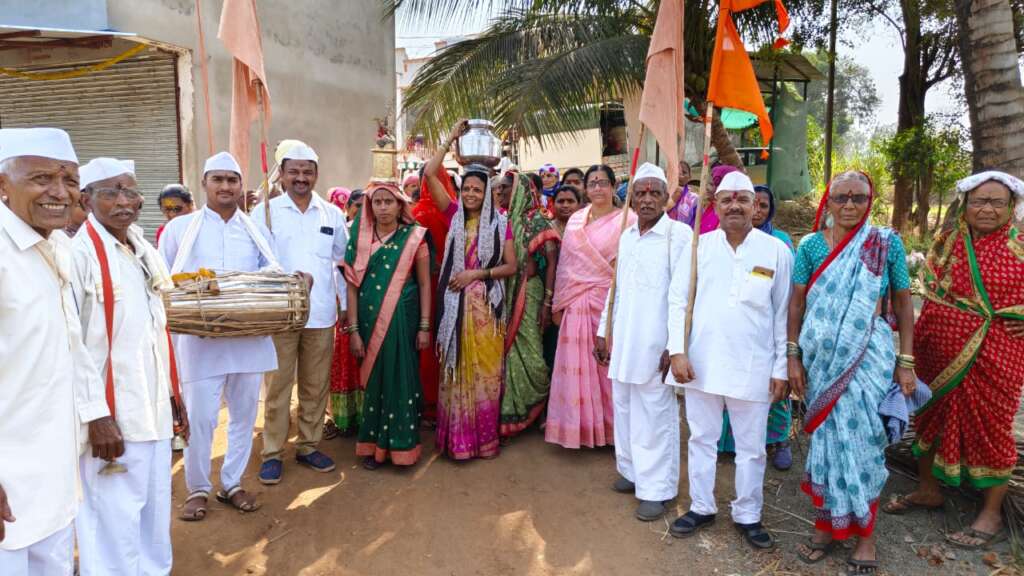 सरवडे येथे पन्नास वर्षांची परंपरा जपत पायी दिंडी पंढरपुराकडे रवाना...