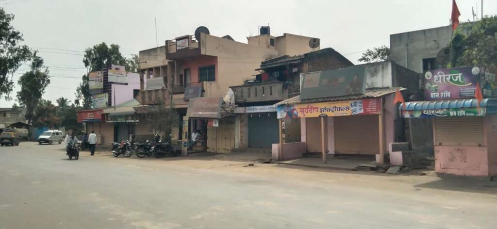 शिरोळ मधील सर्व व्यवहार कडकडीत बंद ठेवून महाराष्ट्र बंदला पाठिंबा...