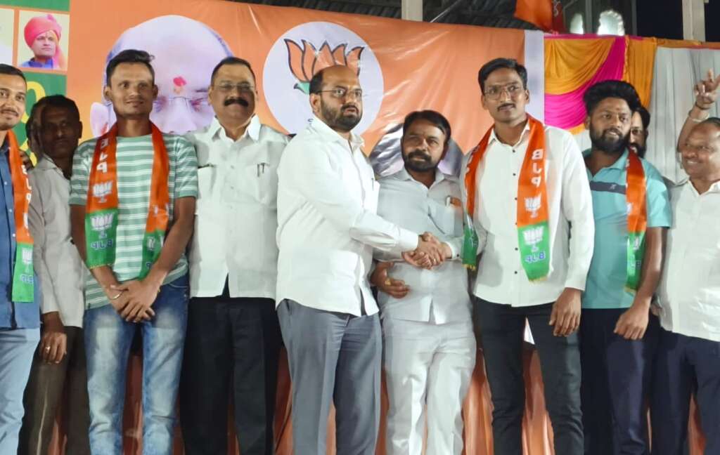 उचगावमध्ये सतेज पाटील गटाला आणखी एक धक्का; काँग्रेस-शिवसेना (उबाठा) गटाच्या कार्यकर्त्यांचा भाजपमध्ये जाहीर प्रवेश...