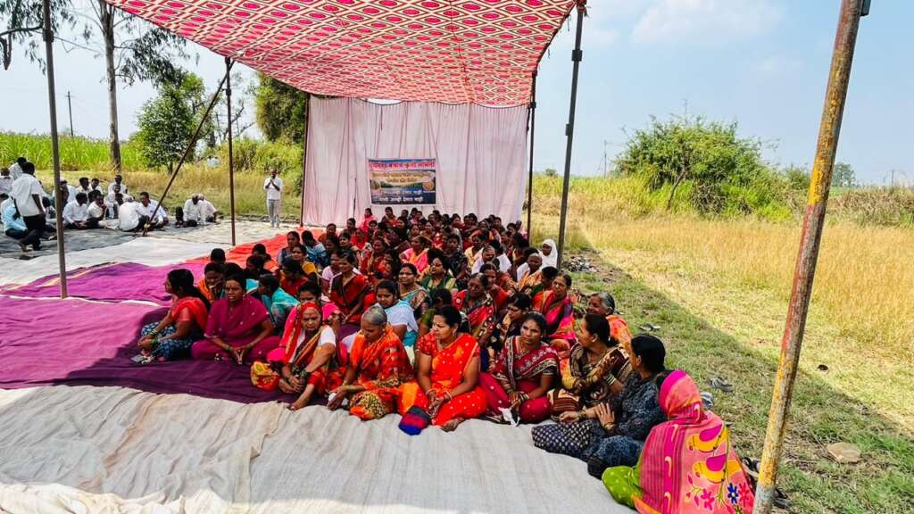 दूधगंगा काठावर महिलांचे उपोषण, इचलकरंजी पाणी पुरवठा योजनेला विरोध..