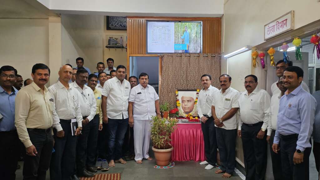 महाराष्ट्राचे शिल्पकार स्‍व. यशवंतरावजी चव्‍हाण यांना गोकुळ मार्फत अभिवादन...