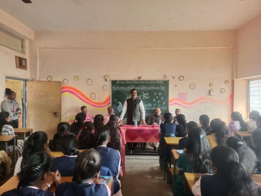 प्राचार्य प्रो.डॉ.ए.एम.शेख यांची श्रीमती शोभाताई कोरे वारणा महिला महाविद्यालय, येलूर यास सदिच्छा भेट