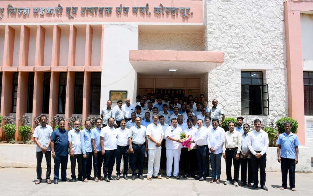 गोकुळच्या दूध विक्रीचा नवा उच्चांक ! दिवसभरात २२ लाख ३१ हजार लिटर दूध विक्री रमजान ईद दिनी नवा उच्चांक : गोकुळचे चेअरमन अरुण डोंगळे यांचा कर्मचाऱ्यांकडून सत्कार