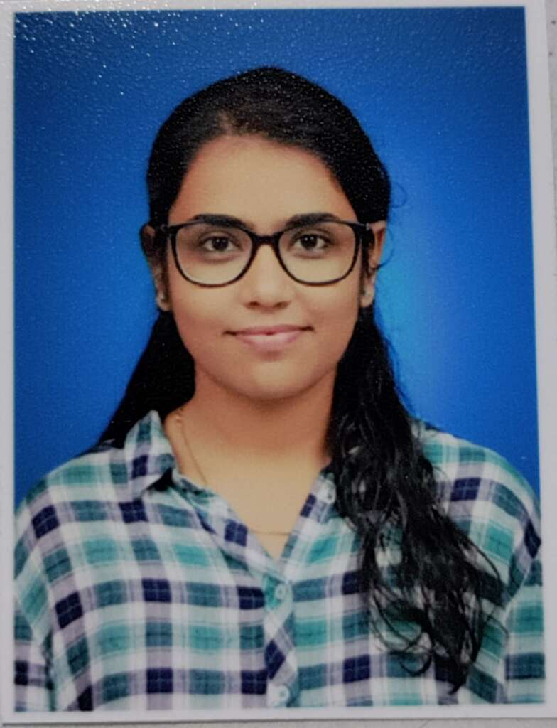 कु.मृण्मयी पोरे सेट परीक्षेत उत्तीर्ण