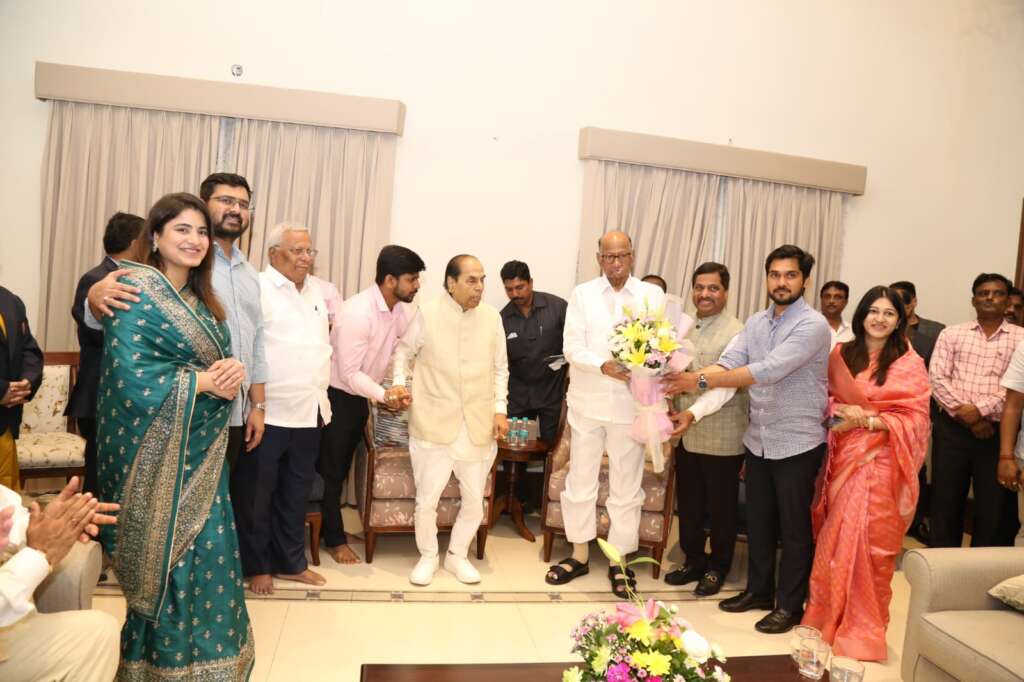 शिक्षण व कृषी क्षेत्राची आवड असणाऱ्या पिढीला डी वाय पाटील ग्रुपने नवी दृष्टी दिली...- माजी केंद्रीय कृषिमंत्री शरद पवारांचे गौरवद्गार - तळसंदेतील डी वाय पाटील एज्युकेशनल सिटीला भेट