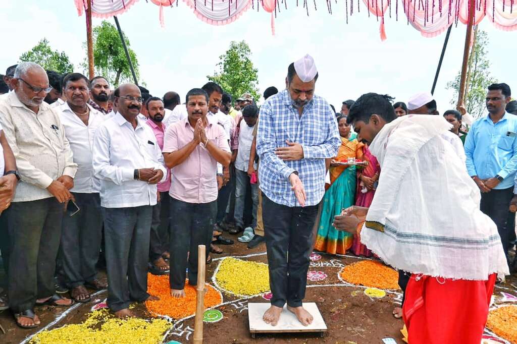 आसुर्ले येथील कै. भगवानराव सरनोबत यांच्या स्मारकाचे भूमिपूजन आमदार कोरे यांनी केले