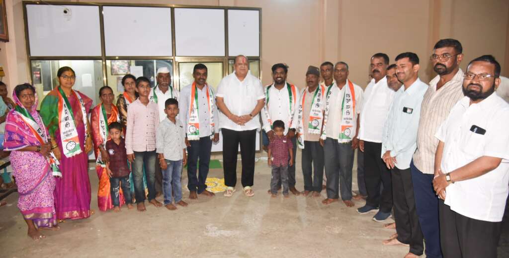 चिखलीत समरजीत घाटगे गटाला राम राम ठोकून असंख्य कार्यकर्ते मुश्रीफ गटात...