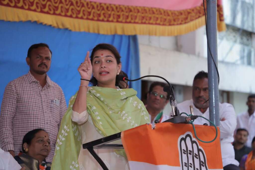 लाडकी बहिण योजनेतून महिलांना पंधराशे रुपयांची लाच : नारीशक्ती संवाद मेळावा व मविआ जाहीर प्रचार सभेत सोलापूरच्या खासदार प्रणितीताई शिंदे यांचा आरोप