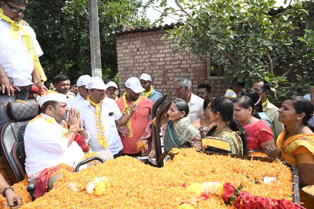 यड्राव गावच्या ऋणात कायम राहणे पसंत करेन : आमदार डॉ. राजेंद्र पाटील यड्रावकर ; जेसीबीद्वारे आमदार यांच्यावर फुलांची उधळण