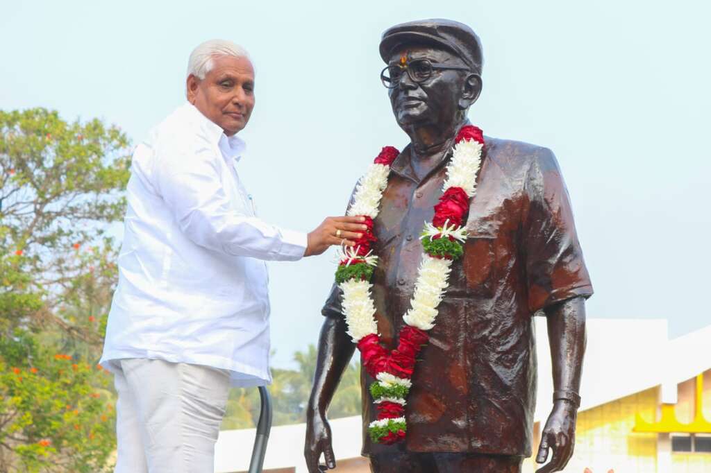 स्व.माजी आमदार डॉ. आप्पासाहेब उर्फ सा.रे.पाटील यांच्या जयंतीनिमित्त श्री दत्त साखर-शिरोळच्या वतीने विनम्र अभिवादन