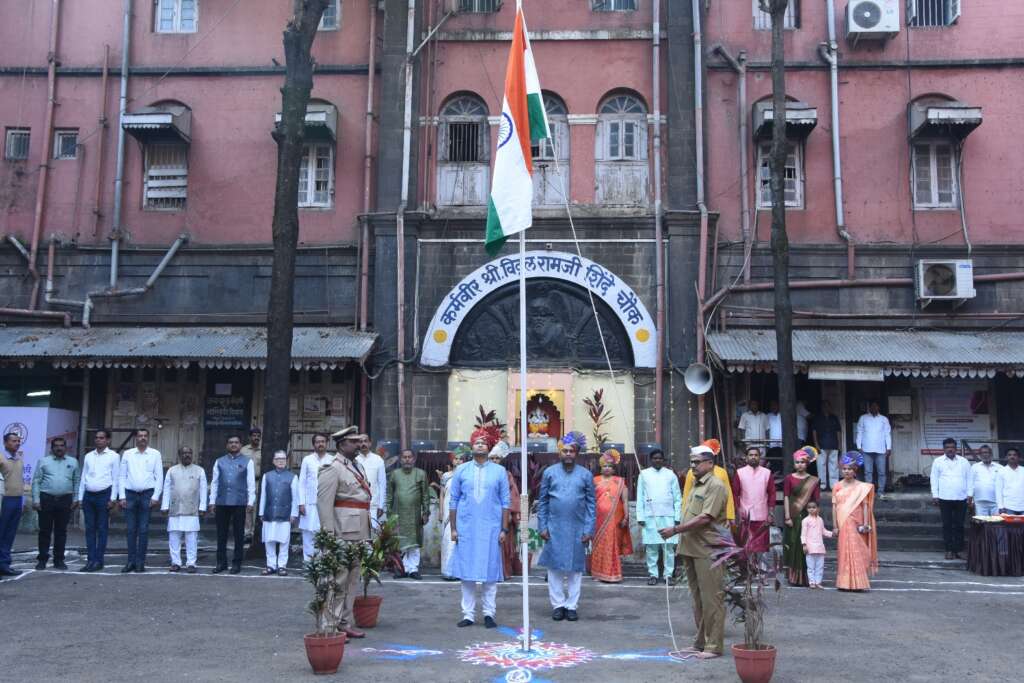 महापालिकेच्या 52 व्या वर्धापन दिनानिमित्त ध्वजारोहण