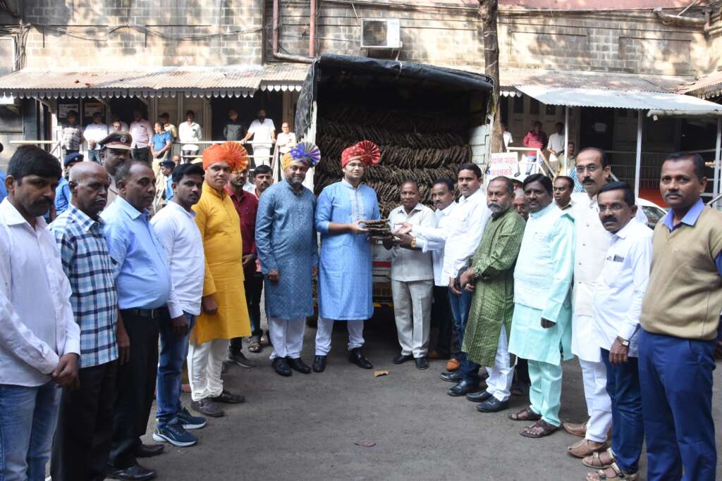 महापालिका कर्मचाऱ्याच्यावतीने पंचगंगा स्मशानभुमीस 52 हजार शेणी