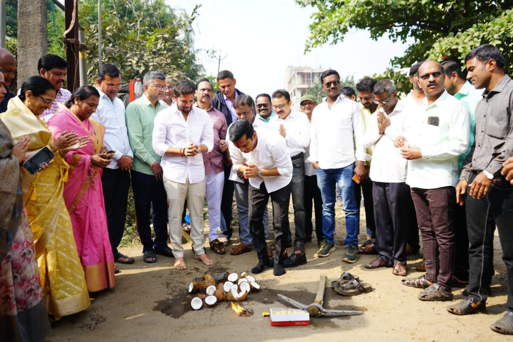 कोल्हापूर शहरातील पायाभूत सुविधांसाठी युथ आयकॉन कृष्णराज महाडिक यांनी मंजूर करून आणलेल्या २५ कोटी रुपयांच्या निधीतून विविध प्रभागांमध्ये रस्ते आणि गटारींच्या कामाला सुरवात.