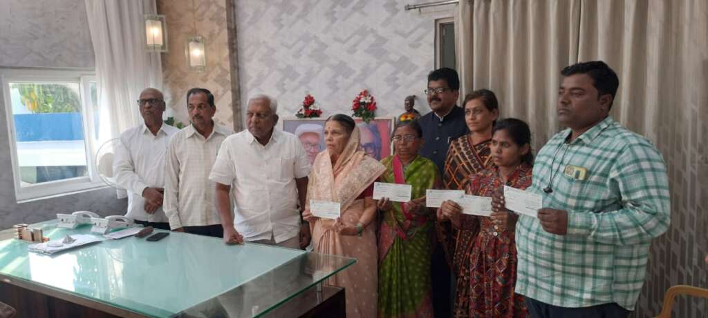 श्री दत्त शेतकरी सहकारी साखर कारखान्याच्या वतीने सभासद अपघाती विमा चेक प्रदान