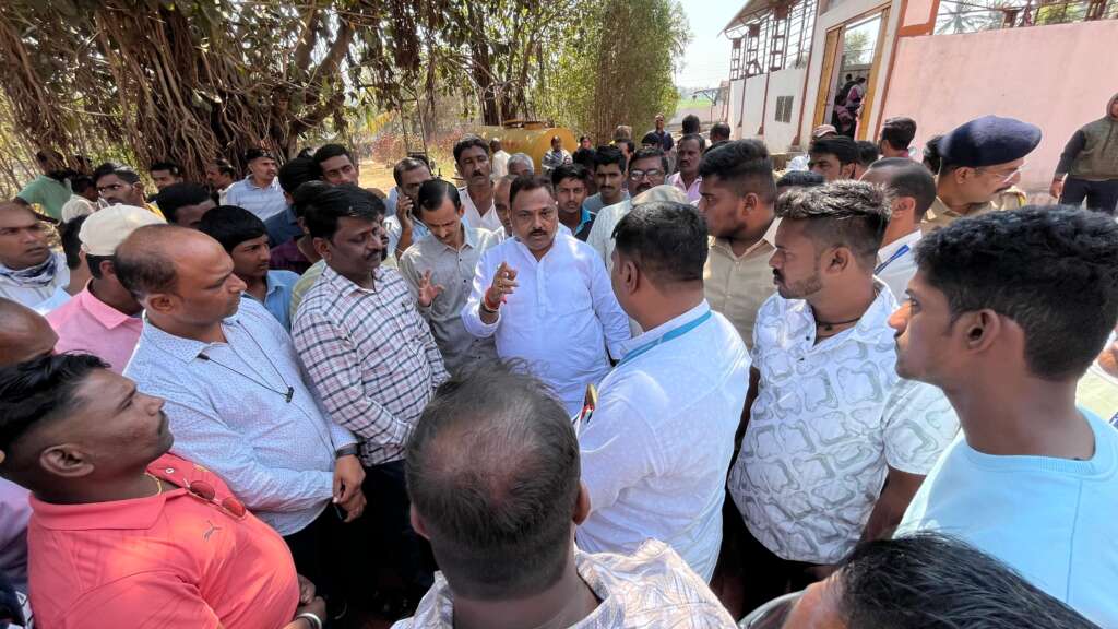 आमदार राजेंद्र पाटील यड्रावकर यांची शिवनाकवाडीला भेट ; प्रशासनाला त्वरित उपाययोजनांचे दिले आदेश