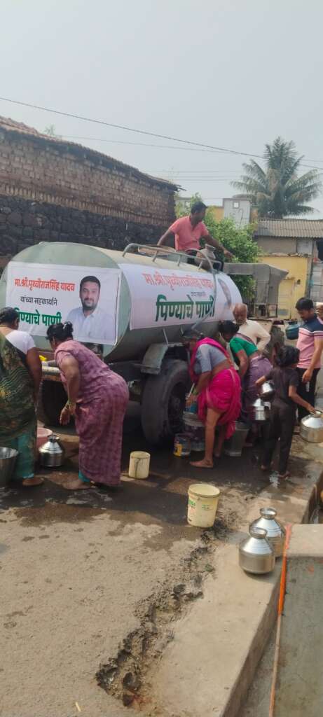 पृथ्वीराजसिंह यादव यांनी घेतली शिरोळकरांची काळजीस्वखर्चाने टँकरद्वारे केला पाणीपुरवठा