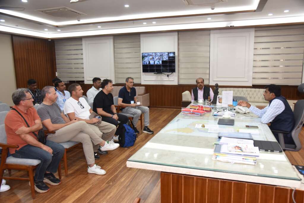 प्राडा कंपनीच्या शिष्टमंडळाची जिल्हाधिकारी यांच्यासमवेत चर्चा