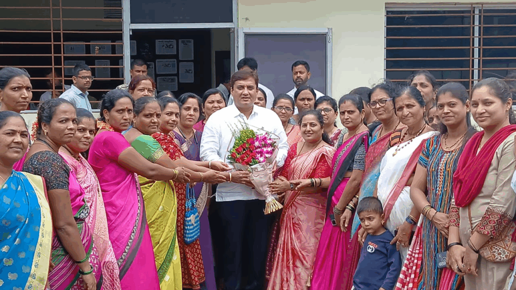 ६ महिन्यांचे थकित मानधन देण्यासाठी पाठपुरावा करणार्‍या खासदार धनंजय महाडिक यांच्याप्रतीे आशा सेविकांकडून कृतज्ञता व्यक्त, आशा सेविकांचे निवृत्तीचे वय ६५ वर्षे करण्याची मागणी