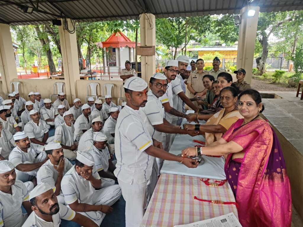 भागीरथी महिला संस्थेच्यावतीने कळंबा कारागृहातील बंदीजनांना राखी बांधून दिली बहिणीची माया आणि स्नेह