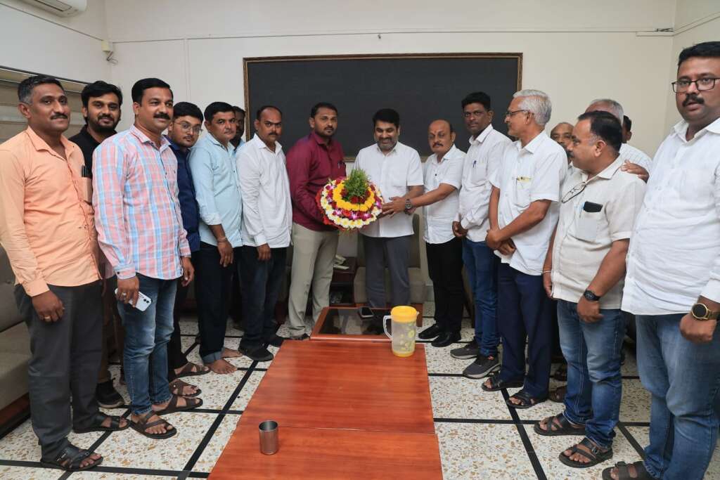 नांदणीच्या नागरिकांनी विधान परिषदेतील काँग्रेसचे गट नेते आमदार सतेज पाटील यांची भेट घेऊन, मानले आभार