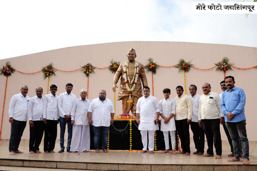 पुण्यतिथीनिमित्त स्व.शामरावआण्णा पाटील यड्रावकर यांना अभिवादन