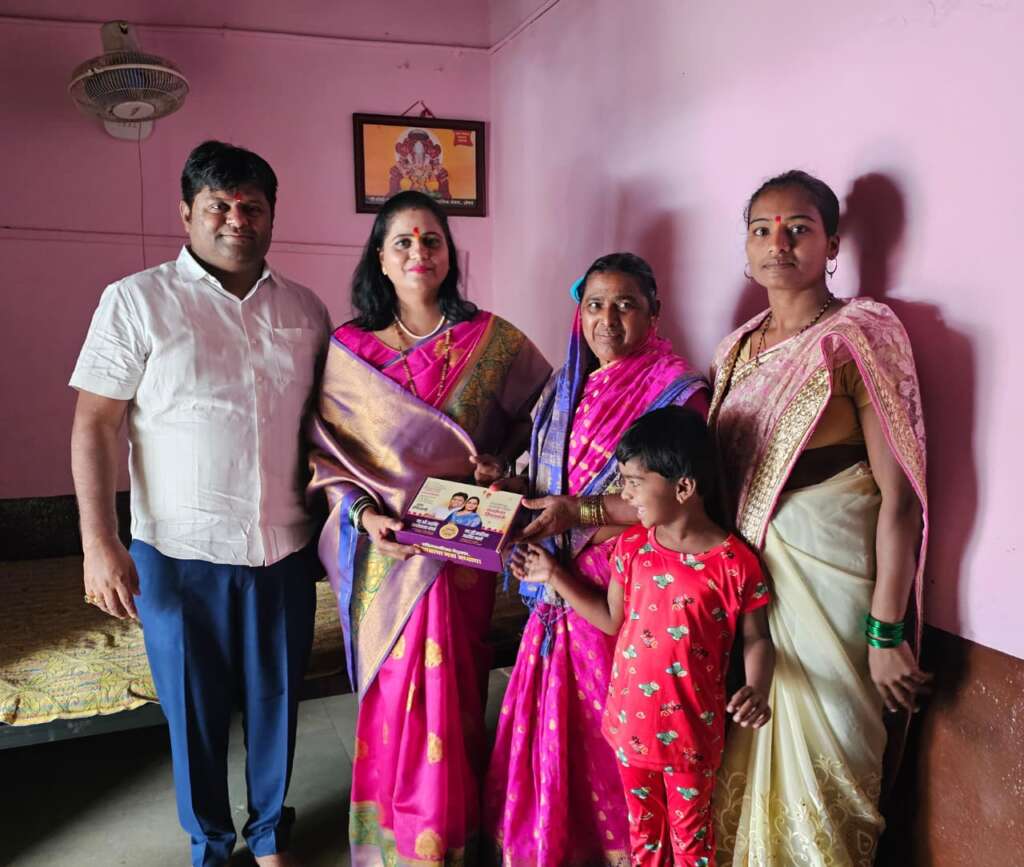 दीपावली शुभेच्छा निमित्ताने सौ. सारिका अरविंद माने मतदारांच्या भेटीला