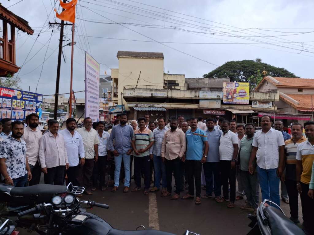 तोडगा निघेपर्यंत ऊस तोड बंद : युवा ऊस उत्पादकांचा निर्णय..                     सोमवारी 11 वाजता तहसीलदार कार्यालयावर मोर्चा…                         शिरोळ गाव बंदला उत्स्फूर्त प्रतिसाद…