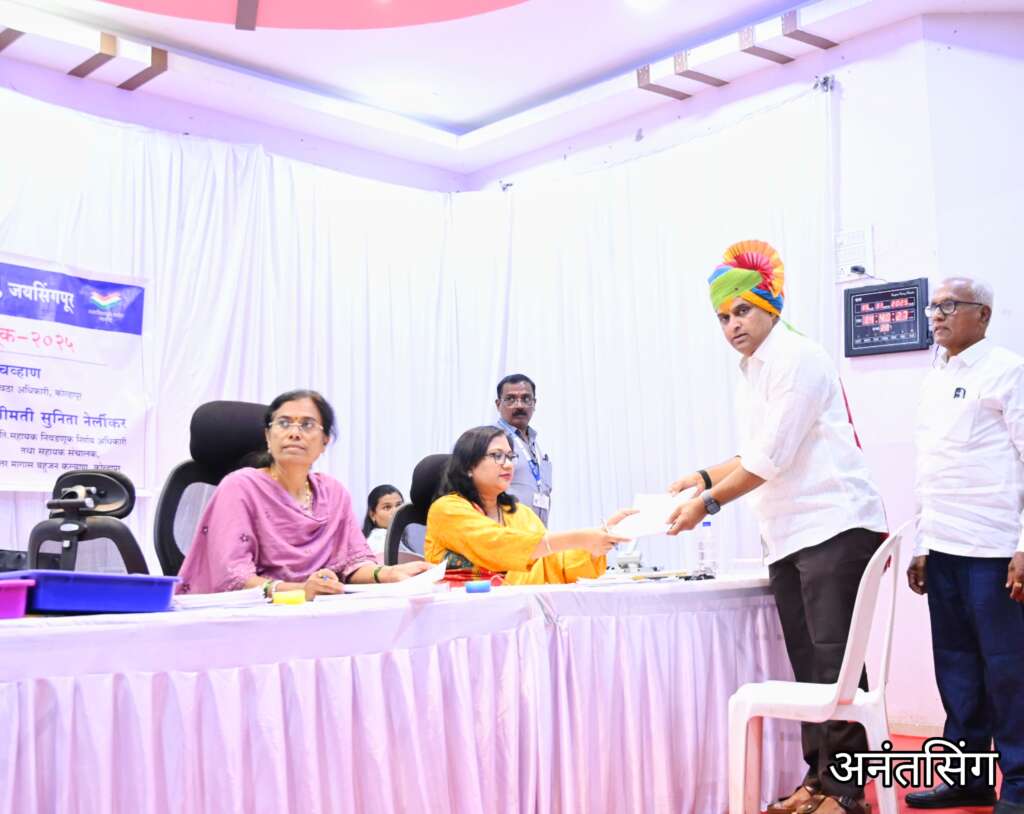 जोरदार शक्ती प्रदर्शनासह नगराध्यक्ष पदासाठी संजय पाटील यड्रावकर यांचा उमेदवारी अर्ज दाखल