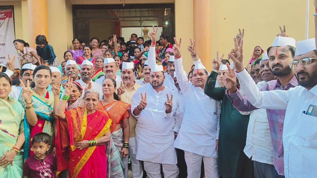 शाहू आघाडीला संधी द्या शहराचा चेहरा मोहरा बदलेन - आमदार राजेंद्र पाटील यड्रावकर यांचे प्रतिपादन        कुरुंदवाडमध्ये शाहू विकास आघाडीच्या प्रचार फेरीला उत्स्फूर्त प्रतिसाद