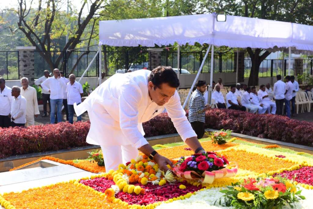 सहकाररत्न शामराव पाटील यड्रावकर यांना विविध मान्यवरांकडून अभिवादन