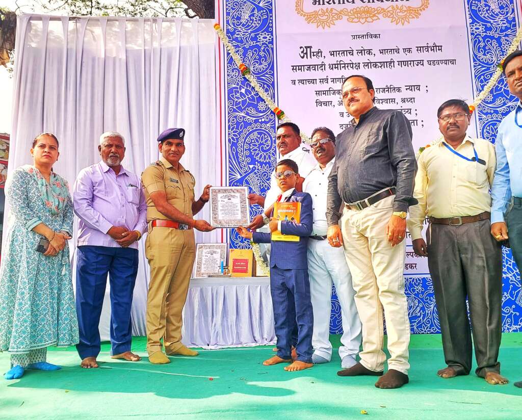 संविधानाचे रक्षण करणे सर्व भारतवासियांचे कर्तव्य ; पोलीस निरीक्षक सत्यवान हाके यांचे प्रतिपादन... जयसिंगपूर येथे भारतीय संविधान दिन उत्साहात साजरा