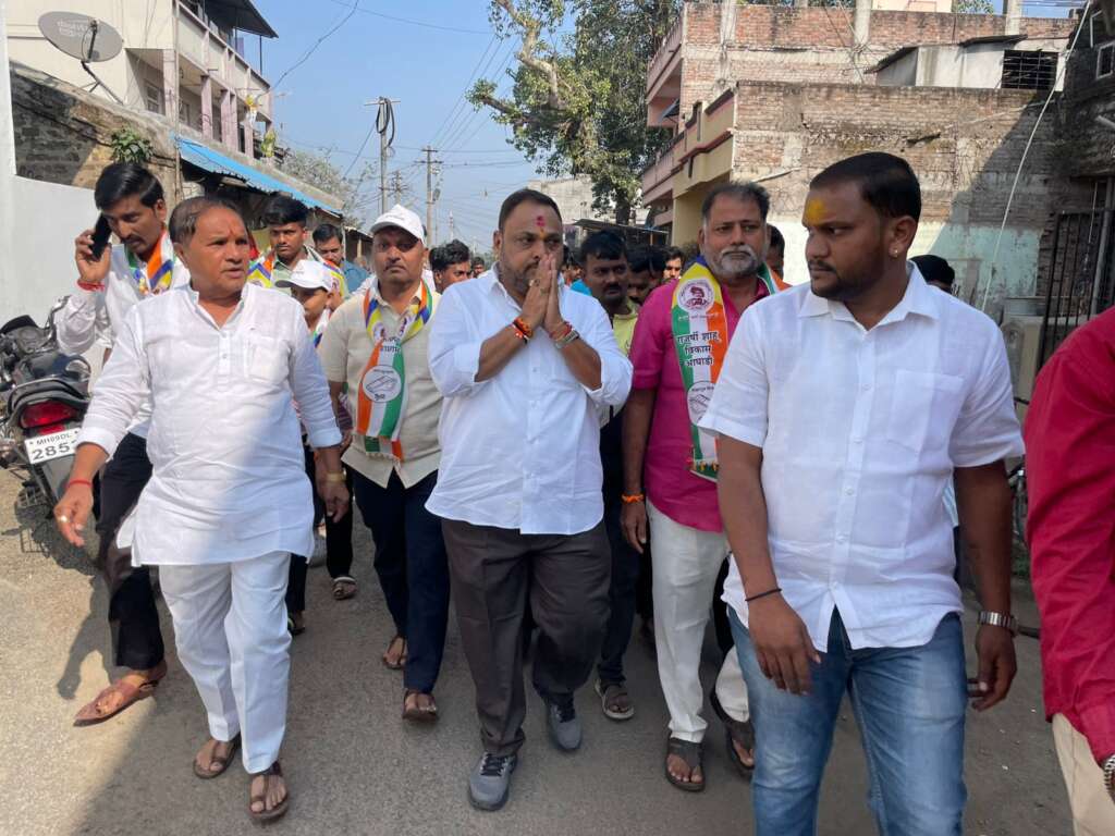 कुरुंदवाडमध्ये ‘शिट्टी’ घुमली; आमदार यड्रावकर यांच्या पदयात्रेला उत्स्फूर्त प्रतिसाद