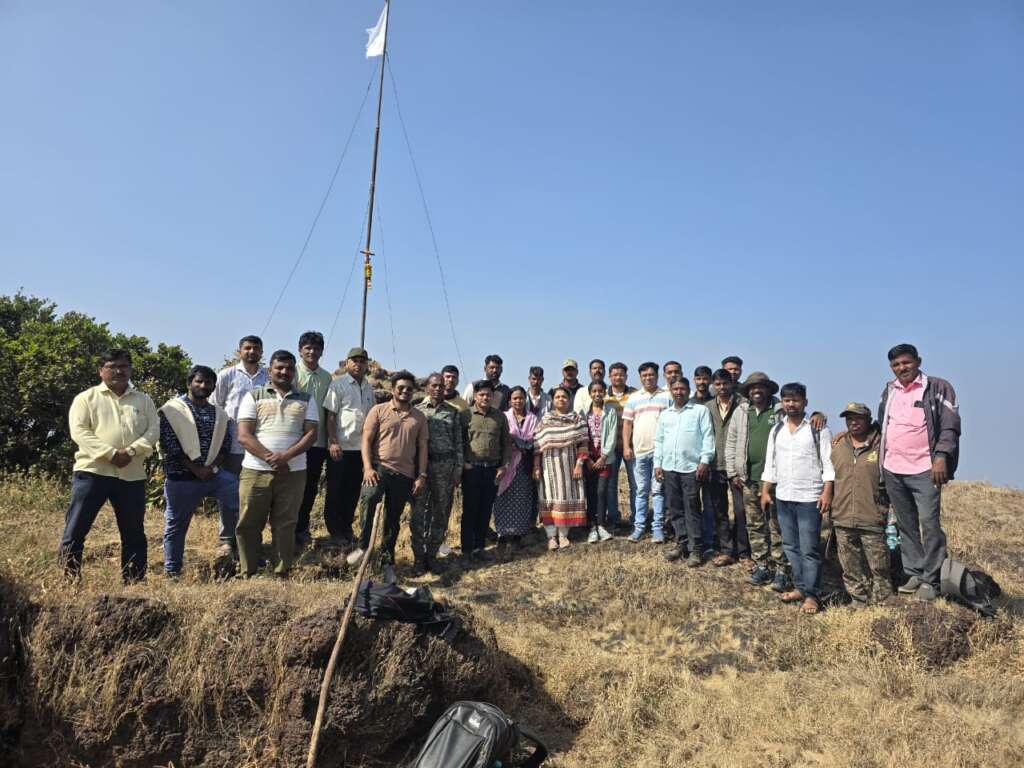 मानोली येथील सड्यावर तहसीलदार यांच्या हस्ते ध्वजारोहण